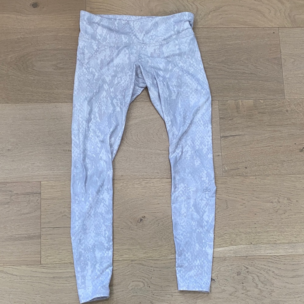 ALO Yoga Light Gray Snakeskin Leggings